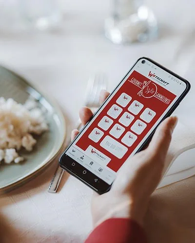 Digitaler Sammelpass einer Loyalty-App am Smartphone im Restaurant - Helloagain-Anbindung