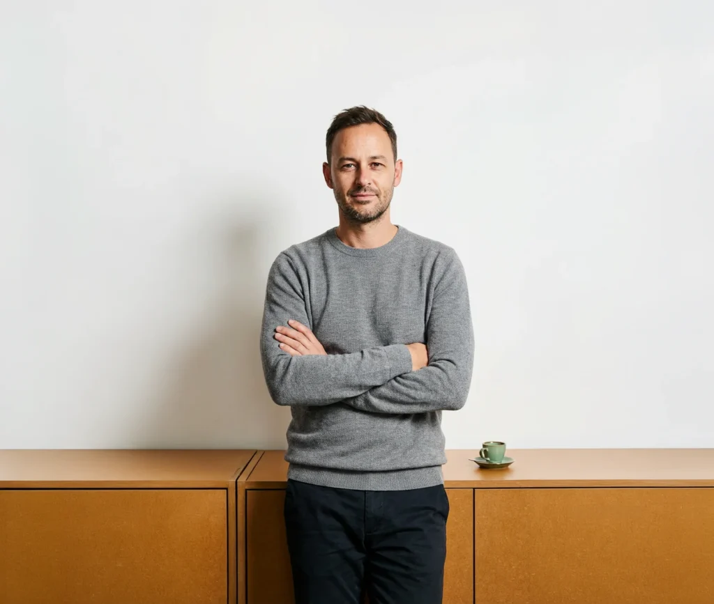 Dietmar Straubinger, Gründer von Lab7, mit verschränkten Armen vor heller Wand