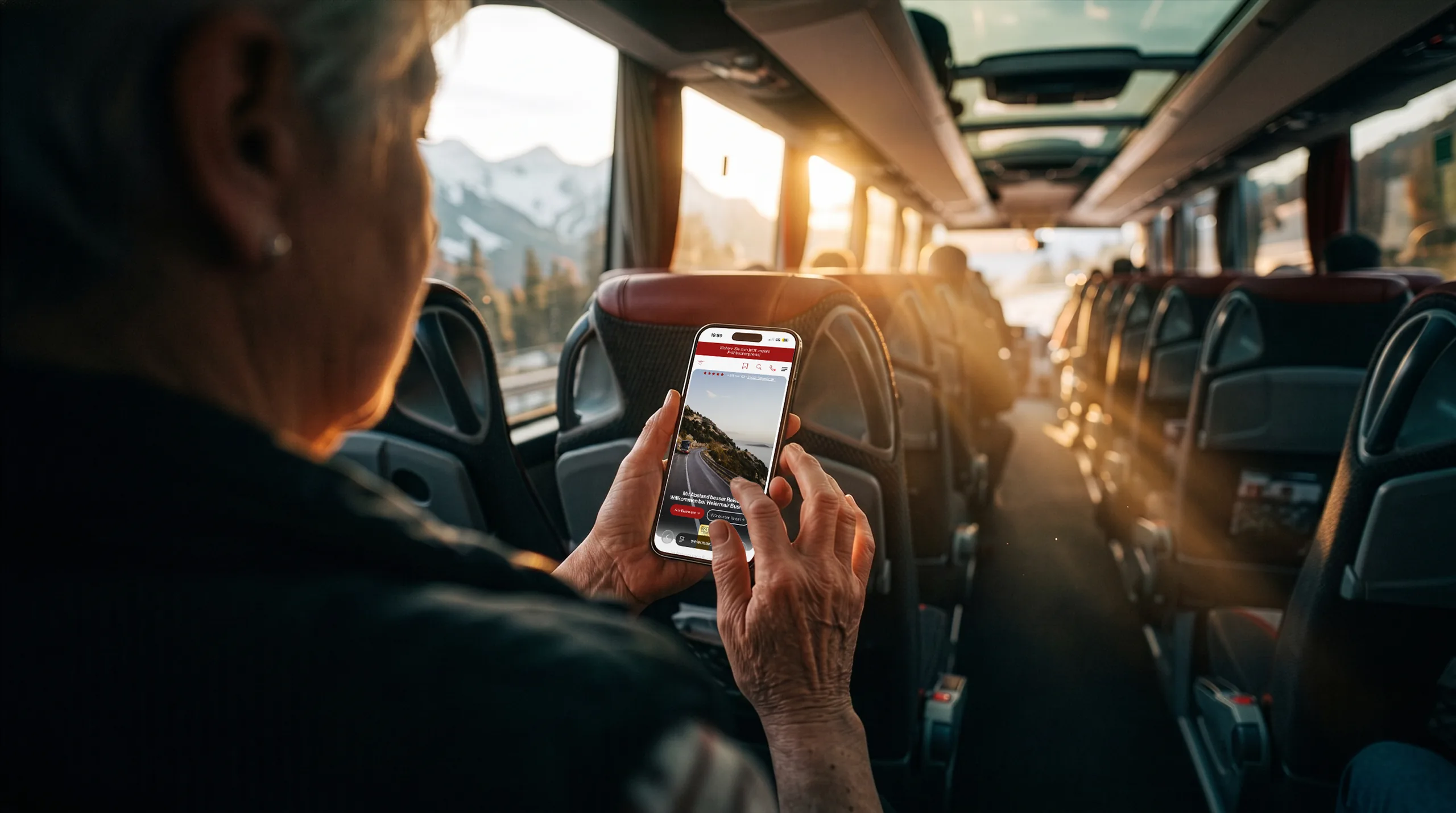 Fahrgast bucht eine Weiermair Busreise am Smartphone - direkt im Reisebus
