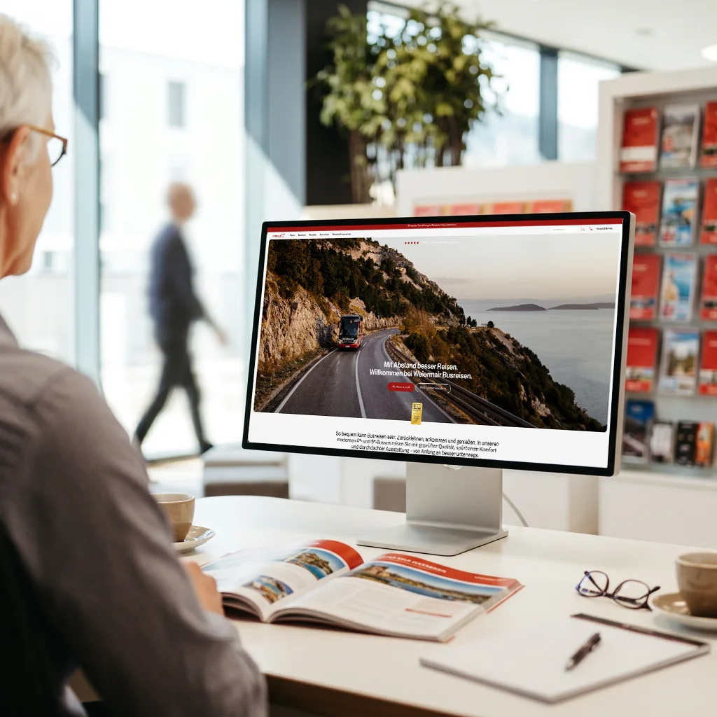 Reiseberatung im Weiermair Reisebüro - Reise-Detailseite der Website am Bildschirm