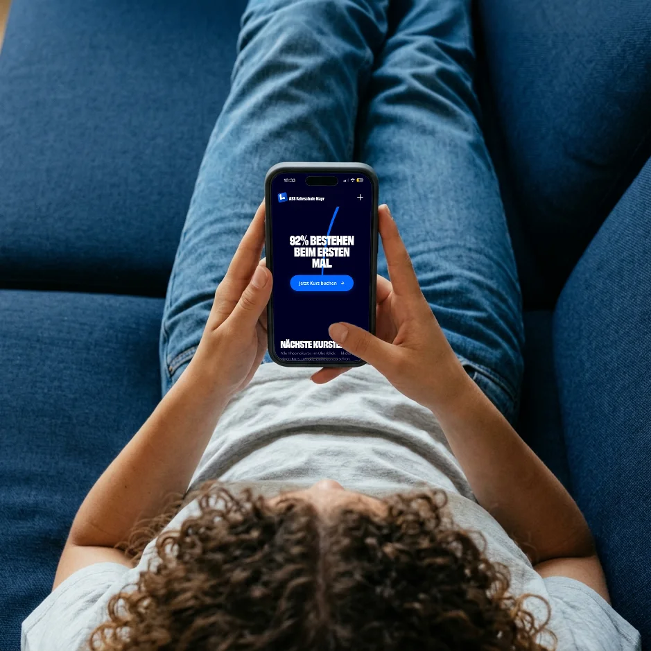 Fahrschüler bucht auf dem Sofa einen Kurs der ABS Fahrschule am Smartphone - „92 % bestehen beim ersten Mal“